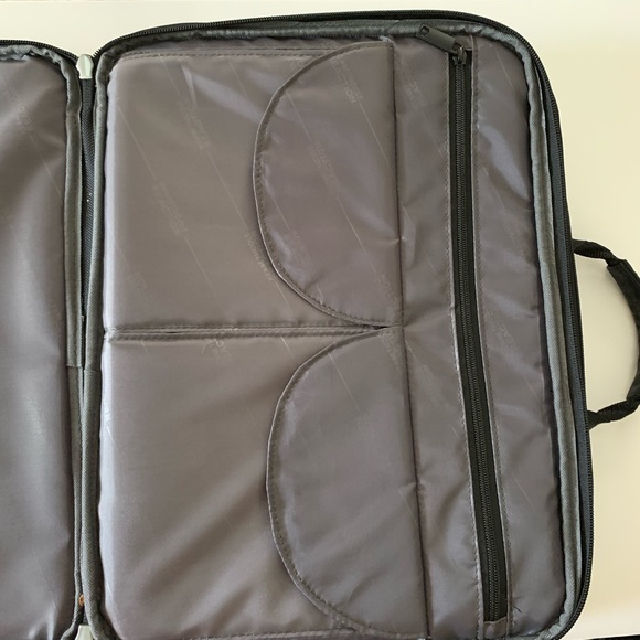 Kenneth Cole EZ-Scan Double Gusset BLK Laptop Case - Picture 6 of 8